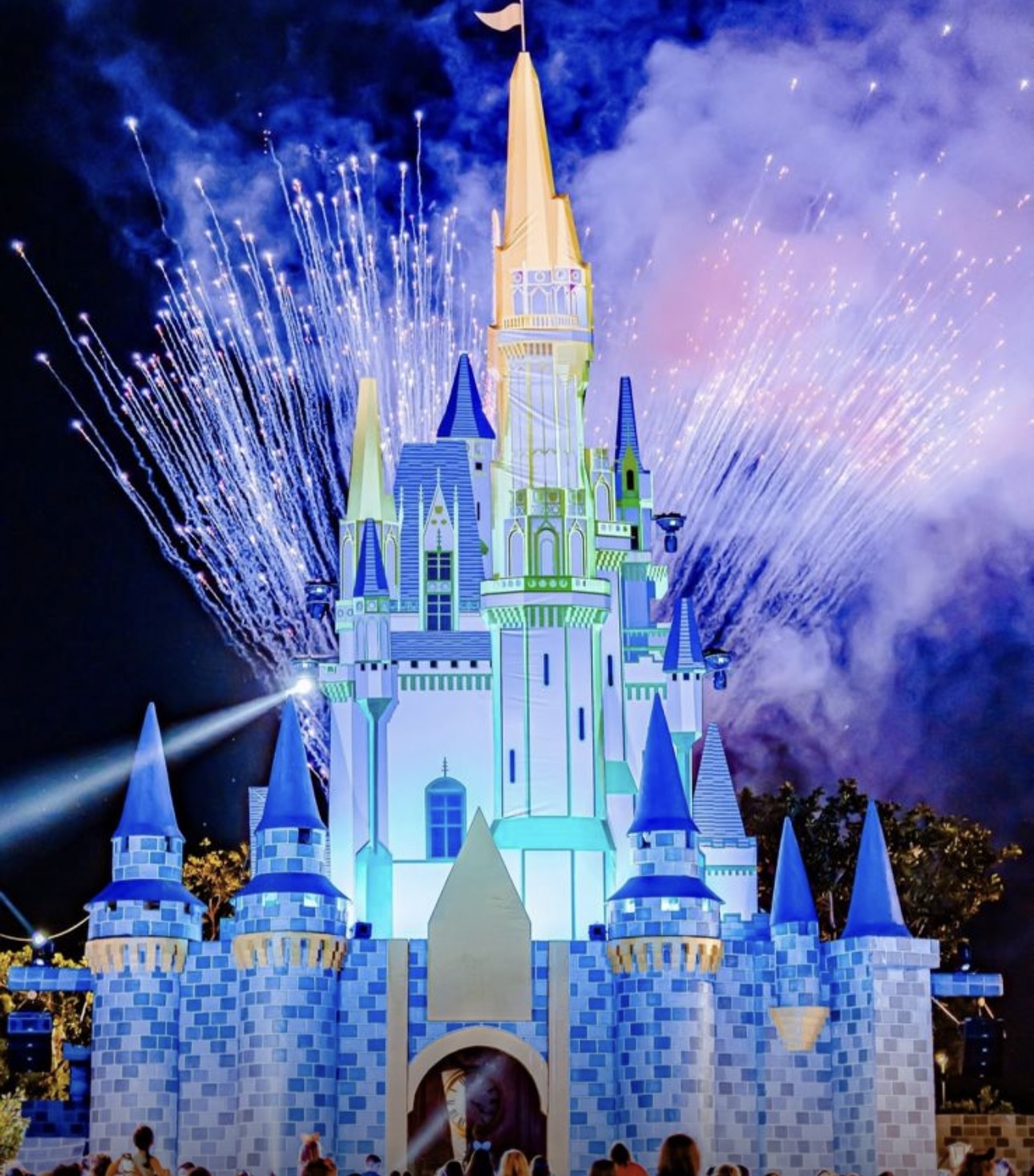 Castelo mágico iluminado com fogos de artifício ao fundo