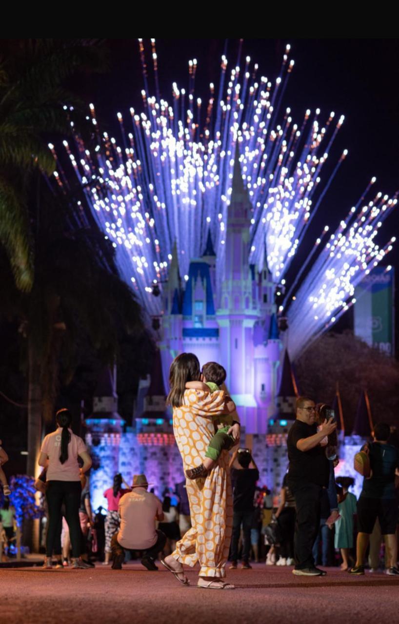 Família observando espetáculo de fogos no castelo mágico