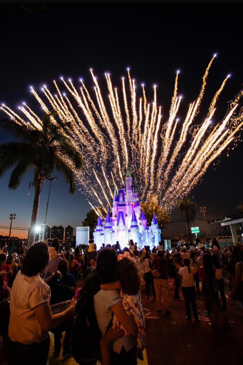 Show de fogos de artifício no castelo iluminado